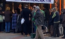 Bursa esnafından Ramazan dayanışması: Setbaşı’nda ücretsiz yemek kuyruğu