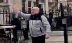 Türk konsolosluğu önünde Kur'an yakan kişiye ABD kalkanı