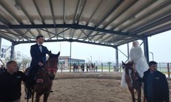 Gelin ve damat at üstünde 'evet' dedi