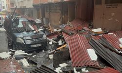 İstanbul'da fırtınada bazı binaların çatıları uçtu