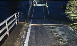 Selde köprü ortadan ikiye ayrıldı