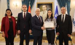 Örnek güvenlik görevlisine Başkan Bozbey'den tebrik