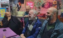 Bursa'da 50 yıllık çaycı yaptığı şakalarla müşterileri kırıp geçiriyor