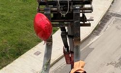 Sevgililer Günü’nü unuttu, iş makinesiyle balkona çıkarttığı güllerle gönül aldı