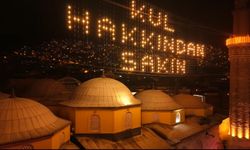 Bursa Ulu Cami’de Ramazan mahyası: "Kul hakkından sakın"