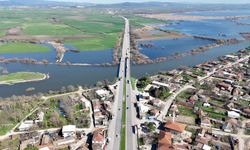 Bursa'da yağışlar göl seviyesini yükseltince evlerin bahçeleri sular altında kaldı