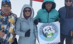 Uludağ’ın zirvesindeki donmuş Türk Bayrağını dağcılar değiştirdi