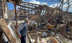 Belediye ekipleri yaşlı çiftin evini adeta başına yıktı