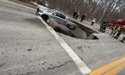 ABD'de iki araç, yolun aniden çökmesiyle çukura düştü