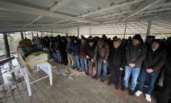 Aile ziyareti dönüşünde kazada ölen anne ve kızı yan yana defnedildi