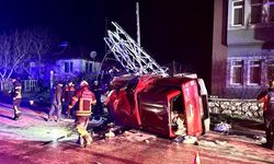 Amasya'da kamyonet çarptığı elektrik direğini ikiye ayırdı: 1 yaralı