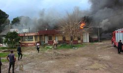 Antalya'da ekmek fırını olarak kullanılan müstakil yapı alev alev yandı