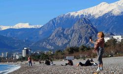 Antalya'da karlı dağların gölgesinde deniz keyfi