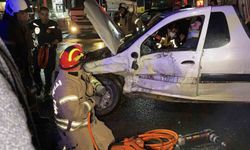 Arnavutköy'de iki araç çarpıştı: Sürücü araçta sıkıştı