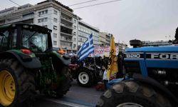 Atina'da çiftçilerden, parlamento binası önünde traktörlü protesto