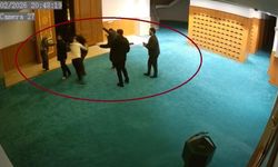 Ayakkabısının kaybolduğunu söyleyip cami görevlilerine saldırdı