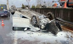 Aynı yerde 5 saat arayla ikinci kaza: Otomobil yan yola düşüp ters döndü, 2 kişi yaralandı