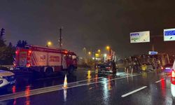 Bakırköy'de hafriyat kamyonu bariyere çarparak devrildi: 2 yaralı