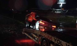 Balıkesir'de otomobilin çarptığı direk devrildi