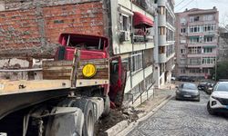 Beşiktaş'ta facianın eşiğinden dönüldü: Freni boşalan tır binaya çarptı