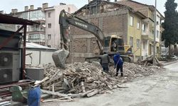 Bina yıkımı sırasında doğal gaz borusundan sızıntı meydana geldi