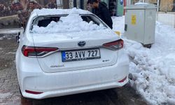 Bingöl'de çatıdan düşen kar otomobile zarar verdi