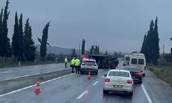 Buldan'da portakal yüklü kamyon refüje devrildi