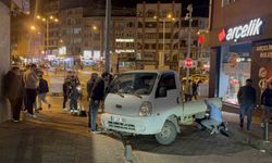 Çalıntı araçla yakıt alırken polisi gördü, kaçarken direğe çarptı