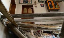 Çatak'ta 2 katlı evin toprak damı çöktü