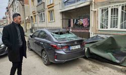 Bursa'da çatı, lodosla birlikte otomobilin üzerine uçtu