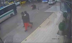 Çukura düşen motosikletli, otobüsün altında kalmaktan son anda kurtuldu