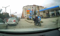 Cumhuriyet Bulvarı'nda motosikletli kuryeden ters yön ihlali