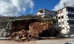 Dursunbey'de dev kaya yola düştü