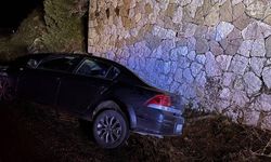 Eğirdir'de yol kenarına savrulan otomobildeki 3 kişi yaralandı