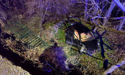 Ehliyetsiz sürücü 5 metrelik bahçe duvarından uçtu: 1 yaralı