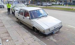 Ehliyetsiz sürücü kaldırıma çarpıp kaçtı ama polis yakaladı