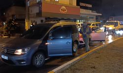 Ehliyetsiz sürücü kırmızı ışıkta bekleyen araca çarptı