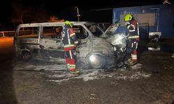 Erdek'te korkutan yangın: 1 minibüs kullanılamaz hale gelirken, 2 araçta ise maddi hasar oluştu