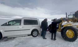 Erzurum'da kara saplanan otomobil 3 saat mahsur kaldı