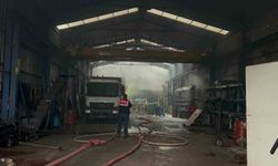 Eyüpsultan'da bulunan bir işyerinde henüz bilinmeyen bir nedenle yangın çıktı. Alevler iki iş yerine daha sıçradı. Olay yerine çok sayıda itfaiye ekibi sevk edildi.