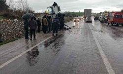 Gönen'de kamyon devrildi: 1 yaralı