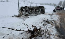 Öğrenci servisi devrildi: 14 yaralı