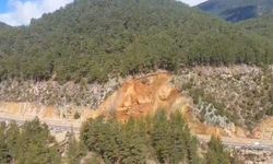 Gündoğmuş'ta toprak kayması: Ulaşıma kapanan yol, tek şeritten trafiğe açıldı