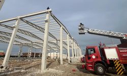 İnşaat sahasında çökme: 3 işçi yaralandı, mahsur kalan 1 kişi kurtarıldı