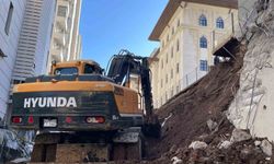 İstinat duvarı çöken sitedeki 4 dairede hasar oluştu