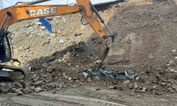 İstinat duvarının altında kalan araçlar demir yığını haline geldi