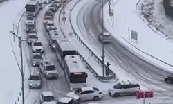 Kar yağışıyla trafik durma noktasına geldi