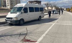 Karaman'da minibüsün çarptığı yaya ağır yaralandı