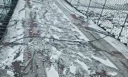 Kars'ta asma köprüde korku dolu anlar: Otomobil buzda kayarak asılı kaldı