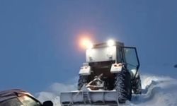 Kars'ta kara saplanan aracı vatandaş traktörüyle kurtardı